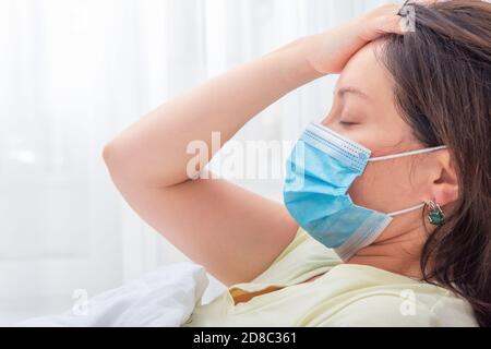 Infizierte Frau mit Maske in mobilen Quarantäne Krankenhaus Einheiten Isolation.Coronavirus Patient mit Lungenentzündung Krankheitssymptome. Coronavirus Pandemie con Stockfoto