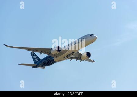 Schukowski, region moskau, Russland - 31. August 2019: Airbus Industrie A350 modernes Zivilflugzeug startet während der MAKS-Fahrt in Schukowski zu einem Demonstrationsflug. Stockfoto