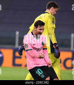 Turin, Italien. Oktober 2020. Der Barcelonas Lionel Messi (vorne) feiert das Tor beim UEFA Champions League Group G Spiel zwischen Juventus und Barcelona in Turin, Italien, am 28. Oktober 2020. Quelle: Alberto Lingria/Xinhua/Alamy Live News Stockfoto