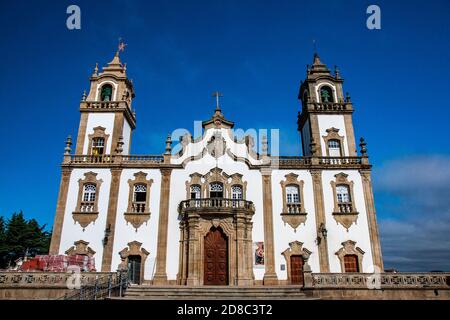 Fassade der barocken Kirche unserer Lieben Frau von der Barmherzigkeit, im 18. Jahrhundert in der Stadt Viseu, in der zentralen Region von Portugal gebaut Stockfoto