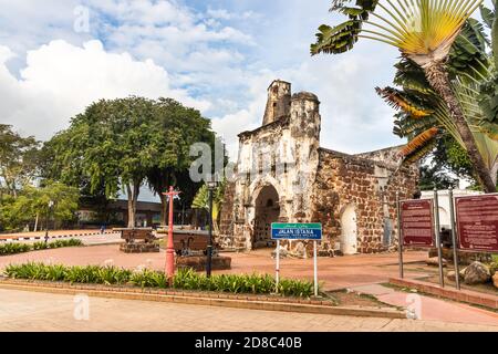 Historische Ruinen A Famosa ist eine alte portugiesische Festung. Beliebtes Reiseziel in Malacca. Keine Personen. Stockfoto