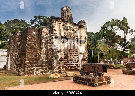 Historische Ruinen A Famosa ist eine alte portugiesische Festung. Beliebtes Reiseziel in Malacca. Keine Personen. Stockfoto