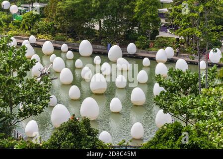 Singapur - 4. Dezember 2019: Blick auf die Eier, die über dem Wasser schweben, die Dekoration am Dragonfly Lake im Garten beim Bay Park in Singapur. Stockfoto