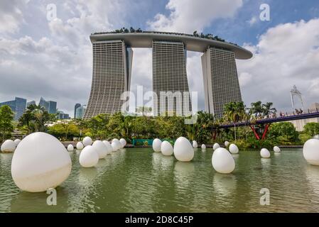 Singapur - 4. Dezember 2019: Blick auf die über dem Wasser schwebenden Eier, die Dekoration am Dragonfly Lake of the Gardens an der Bucht mit der Marina Bay Stockfoto