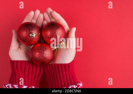 Oben über pov erste Person über Kopf Nahaufnahme Foto Von weiblichen Palmen zeigen schöne Dekoration drei helle Farbkugel Kugeln isoliert über Lig Stockfoto