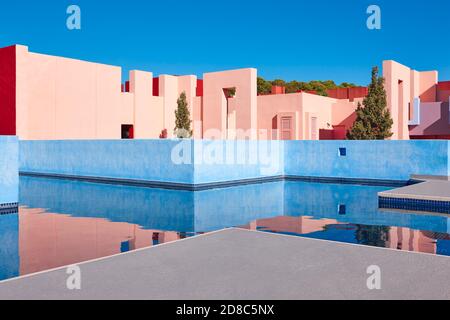 Geometrische Gebäudestruktur. Die rote Mauer, Calp, Spanien Stockfoto