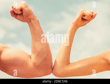 Rivalität Konzept. Rivalität, vs, Herausforderung, Stärkevergleich. Sportliche Frau und Mann. Muskulöser Arm gegen schwache Hand. Gegen, hart kämpfen Stockfoto