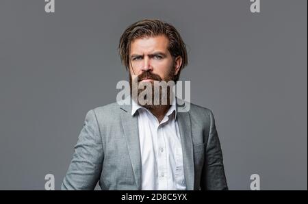 Porträt eines hübschen bärtigen Mannes im Anzug Stockfoto