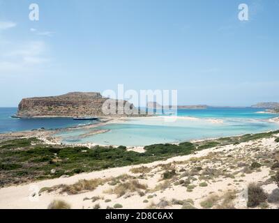 Ein Tag auf dem Kreuzfahrtschiff zur Lagune von balos und Insel Gramvousa mit Segel vor chania auf der griechischen Insel Von kreta Stockfoto