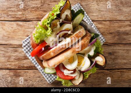 Sabich oder sabih ist ein israelisches Sandwich, das auf einem traditionellen irakisch-jüdischen Gericht aus der Nähe auf dem Tisch basiert. Horizontale Draufsicht von oben Stockfoto