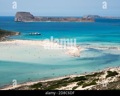 Ein Tag auf dem Kreuzfahrtschiff zur Lagune von balos und Insel Gramvousa mit Segel vor chania auf der griechischen Insel Von kreta Stockfoto