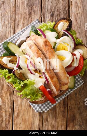 Jüdische Fast Food Sabich Sandwich Nahaufnahme auf dem Tisch. Vertikale Draufsicht von oben Stockfoto