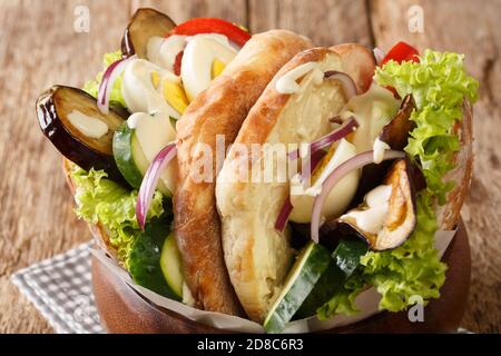 Sabich oder sabih ist ein israelisches Sandwich, das auf einem traditionellen irakisch-jüdischen Gericht aus der Nähe auf dem Tisch basiert. Horizontal Stockfoto