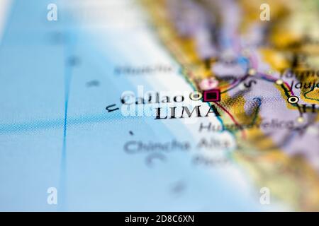 Geringe Schärfentiefe Fokus auf geografische Kartenposition von Lima Stadt Peru Südamerika Kontinent auf Atlas Stockfoto