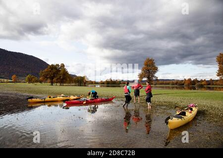 Kajakers entspannen sich auf der Planina Plain in Herbstfarben, Karstebene im Notranjska Tiefland, überflutet vom Unica Fluss, der ihn in einen slowenischen See verwandelte Stockfoto