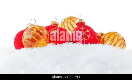 Weihnachtskugeln im Schnee isoliert auf weißem Hintergrund. Speicherplatz kopieren. Weihnachts- und Neujahrskarte Stockfoto