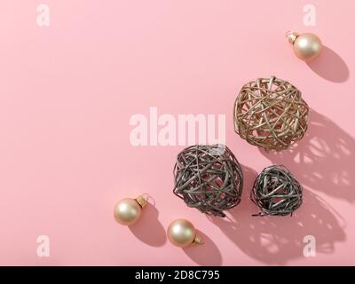Verschiedene weihnachtsdekorationen auf rosa Papier Hintergrund, Draufsicht Stockfoto