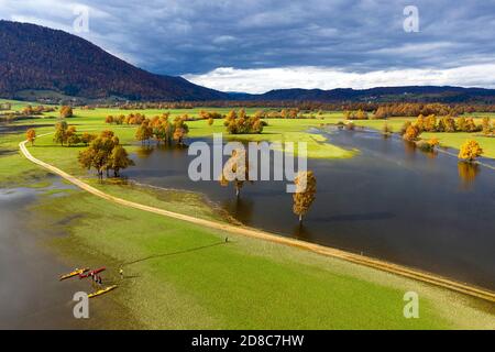 Kajakers aus der Vogelperspektive auf der Planina Plain in Herbstfarben, Karstebene im Tiefland Notranjska, überflutet vom Fluss Unica, Slowenien Stockfoto