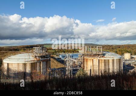 Die Lagertanks für Mossmorran Chemiewerk in Braefoot Bay Dalgety Bay, Fife. Stockfoto