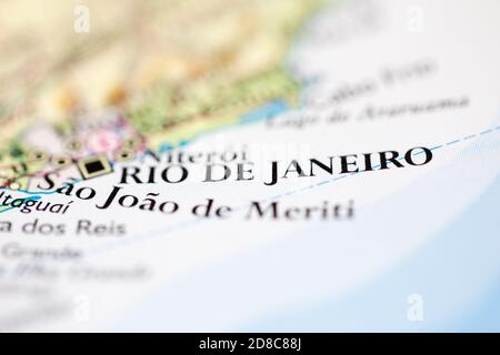 Geringe Schärfentiefe Fokus auf geografische Kartenposition von Rio de Janeiro Stadt Brasilien Südamerika Kontinent auf Atlas Stockfoto