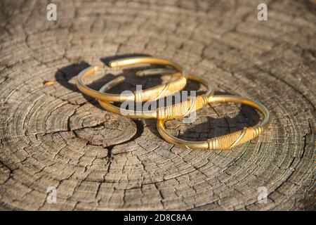 Männliches Armband aus Kupferdraht von Maasai Tribe mitglied in Kenia Stockfoto