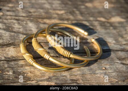 Männliches Armband aus Kupferdraht von Maasai Tribe mitglied in Kenia Stockfoto