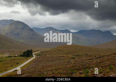 Blick auf Glen Shiel mit der A87 und South Glen Shiel Ridge. Stockfoto