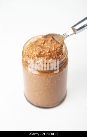 Ein offenes Glas knackiger Erdnussbutter Stockfoto