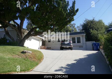 Woodland Hills, Kalifornien, USA 28. Oktober 2020 EINE allgemeine Sicht auf die Atmosphäre des Schauspielers Ted Cassidy's endgültiges Zuhause/Wohnhaus und den Ort, an dem seine Asche am 28. Oktober 2020 in der De La Luz Avenue 21858 in Woodland Hills, Kalifornien, USA, begraben ist. Foto von Barry King/Alamy Stockfoto Stockfoto