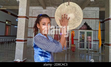 21. Oktober 2020 : Reengus, Jaipur, Indien / Indische Mädchen haben Spaß beim Drum-Sets im Tempel. Nahaufnahme. Stockfoto