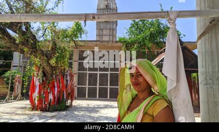 21. Oktober 2020 : Reengus, Jaipur, Indien / Junge indische Frau vor dem balaji-Tempel. Stockfoto