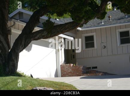 Woodland Hills, Kalifornien, USA 28. Oktober 2020 EINE allgemeine Sicht auf die Atmosphäre des Schauspielers Ted Cassidy's endgültiges Zuhause/Wohnhaus und den Ort, an dem seine Asche am 28. Oktober 2020 in der De La Luz Avenue 21858 in Woodland Hills, Kalifornien, USA, begraben ist. Foto von Barry King/Alamy Stockfoto Stockfoto