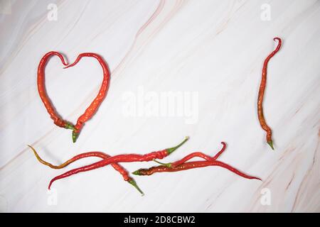 Das Herz besteht aus roten Paprika, einer Gruppe von Paprika auf einem hellen Hintergrund. Das Konzept der würzigen Lebensmittel love.Place für eine Kopie Raum Stockfoto