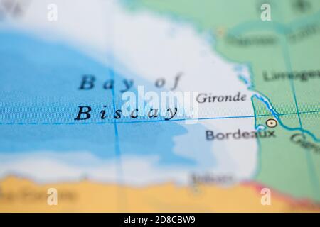 Geringe Schärfentiefe Fokus auf geografische Kartenposition von Der Golf von Biskaya vor der Küste Frankreichs auf dem Atlas Stockfoto