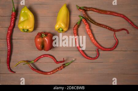 Stillleben von roten und gelben Paprika in Form eines menschlichen Gesichts. Kreatives Konzept von Paprika in verschiedenen Farben.Horizontale Ausrichtung Stockfoto