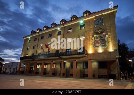 Mostoles, Spanien. 27. Oktober 2020: Allgemeine Ansicht des Mostoles Rathaus in Mostoles Straßen in Mostoles, Spanien. 27. Oktober 2020. Mostoles ist einer der Stockfoto