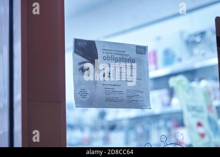 Mostoles, Spanien. 27. Oktober 2020: Schild an der Ladenfront der Apotheke mit der Bitte, die sanitären Maßnahmen in den Mostoles Straßen in Mostoles, Spanien, zu respektieren. Oktober Stockfoto