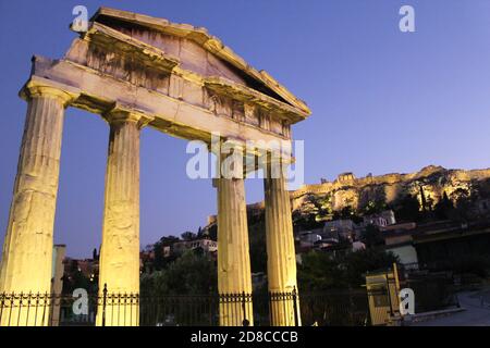 Ruinen der römischen Agora in der Nachbarschaft von Plaka mit dem Akropolis-Hügel im Hintergrund, Athen, Griechenland, Mai 29 2019. Stockfoto