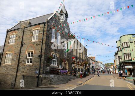 Cardigan, Wales, UK - September 14, 2020 : Straßenansicht der Altstadt von Cardigan mit der Shire Hall auf der Hauptstraße in einem Sonntagssommer Stockfoto