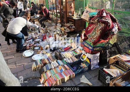 Souvenirs und Vintage-Artikel zum Verkauf auf dem Straßenmarkt in Monastiraki - Athen, Griechenland, Dezember 15 2019. Stockfoto