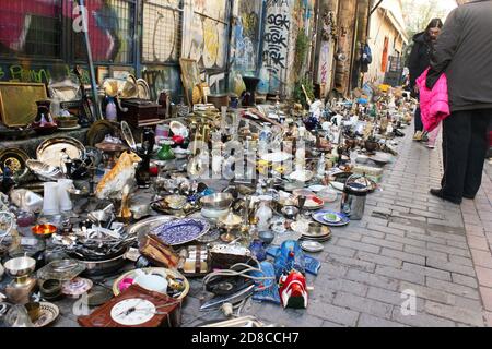 Souvenirs und Vintage-Artikel zum Verkauf auf dem Straßenmarkt in Monastiraki - Athen, Griechenland, Dezember 15 2019. Stockfoto