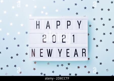 Leuchtkasten mit Text FROHES NEUES JAHR 2021 auf blauem Hintergrund. Draufsicht. Neujahr. Frohes neues Jahr 2021 Konzepte - Bild Stockfoto
