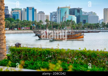 : traditionelle Dhow Boot an der Küste von Doha während des Sonnenuntergangs, Katar Qatar Islamic Museum Stockfoto