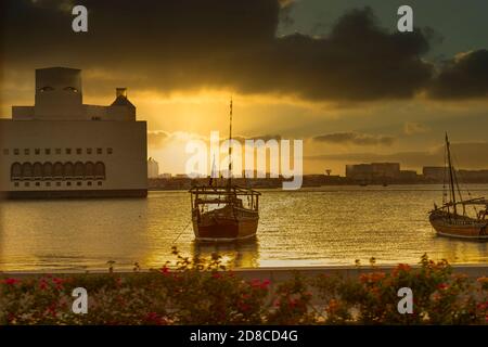 : traditionelle Dhow Boot an der Küste von Doha während des Sonnenuntergangs, Katar Qatar Islamic Museum Stockfoto