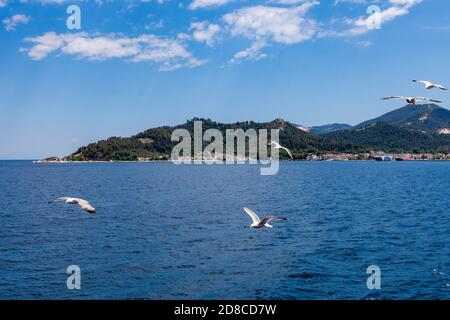 Thassos Insel, Limenas Hafen von der Fähre aus Keramoti, Balkan, Nordgriechenland Stockfoto