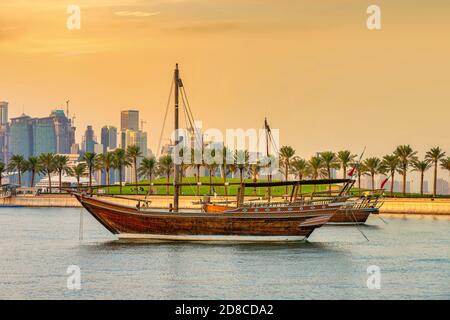 : traditionelle Dhow Boot an der Küste von Doha während des Sonnenuntergangs, Katar Qatar Islamic Museum Stockfoto