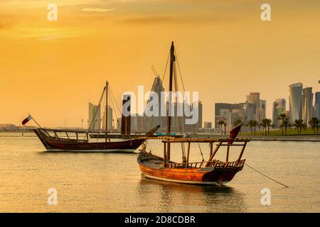 : traditionelle Dhow Boot an der Küste von Doha während des Sonnenuntergangs, Katar Qatar Islamic Museum Stockfoto