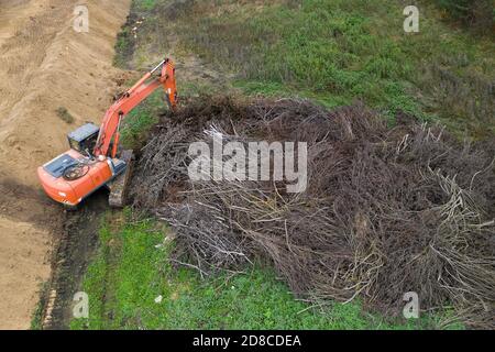 Bagger arbeiten in einem Sumpf Draufsicht von einer Drohne Stockfoto