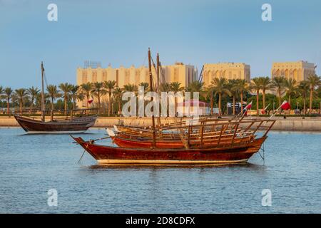 : traditionelle Dhow Boot an der Küste von Doha während des Sonnenuntergangs, Katar Qatar Islamic Museum Stockfoto