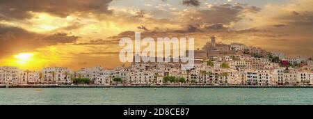 Panoramablick auf die Dalt Vila von Ibiza auf bewölkten Sonnenuntergang Himmel Hintergrund. Die Befestigung der Stadt wurde 1999 zum UNESCO-Weltkulturerbe erklärt. Stockfoto